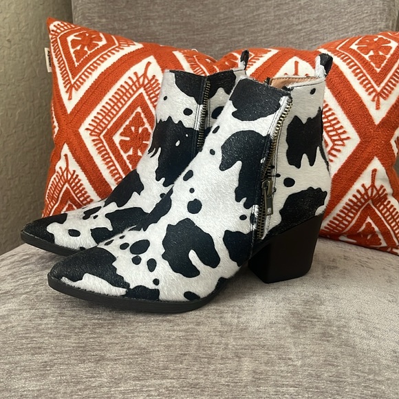 Size 6 faux cowhide ankle boots - Picture 3 of 6